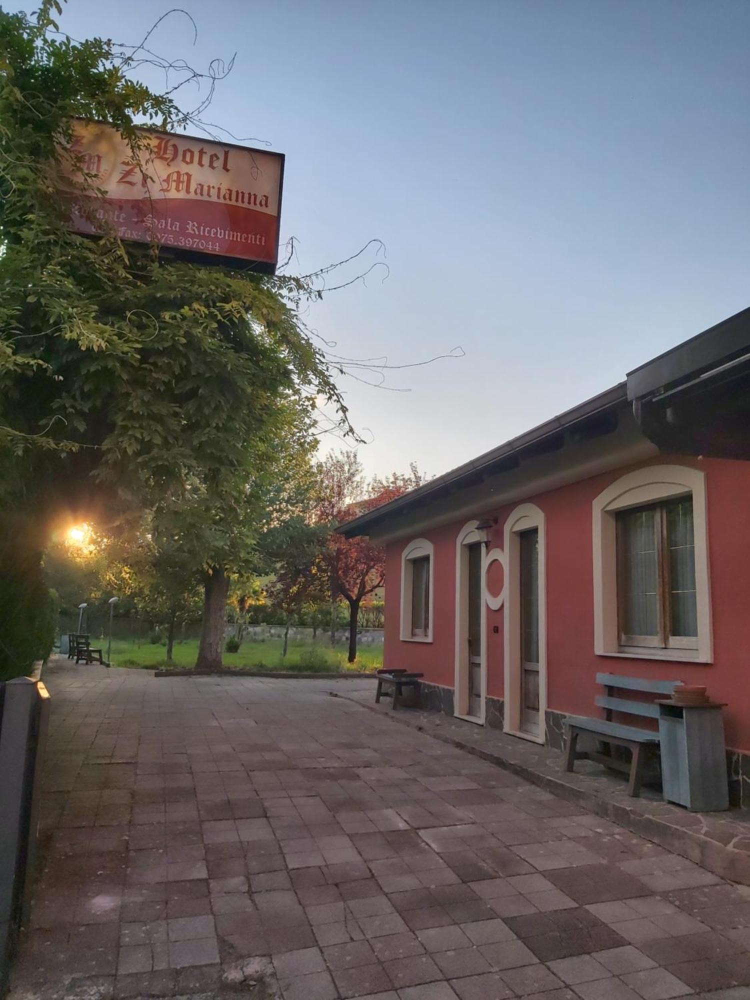 Hotel Zi Marianna Pertosa Bagian luar foto